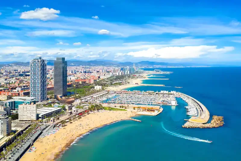 Ciudad muestra playa en la barceloneta para los extranjeros