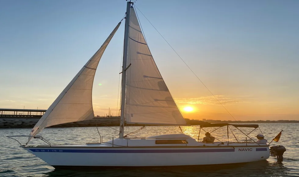 Velero puesta de sol alquilando en Barcelona